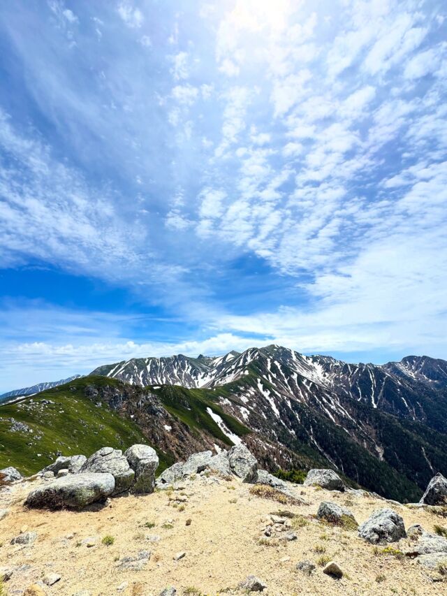 中央アルプス『将棋頭山』もう最高でした😃中央アルプスの木曽駒ヶ岳の北側に位置する将棊頭山。標高は2730mで日本海と太平洋の分水嶺になる山です。長い樹林帯を抜けて稜線に出ると突如絶景が広がる大パノラマの光景を楽しむ事ができます。そんな将棋頭山へのアクセス、登山情報はプロフィールのリンク先から見れます😃#登山 #登山記me #中央アルプス #将棋頭山