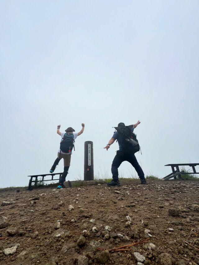 兵庫県の山奥、千ヶ峰へ登ってきました😃笠形山から下山して千ヶ峰へ1時間🚗雨降る中、ガスガスでスタートしました🏃千ヶ峰の縦走路はアップダウンがありますが気持ちよい縦走路です。山頂手前は階段地獄で暑くて暑くてバテました😱ボーッと休憩して山頂😊広くて気持ちよい山頂！休憩していると突如冷たい風！いきなりの冷風からの晴れ間が広がりました🙌山の天気は変わりやすい！といいますが、良い方向に変わるのも珍しい日でした☀️#千ヶ峰 #登山 #山登り #関西百名山