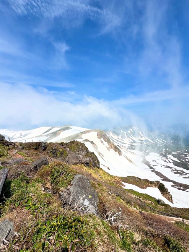 東北の名峰『鳥海山』何もかもが最高だった😃東北を代表する名峰「鳥海山」は山形と秋田にまたがり出羽富士、秋田富士とも呼ばれています。標高は2236mで日本百名山にも選出されるほど美しい光景は息を飲むほどの絶景でした。そんな鳥海山の登山情報やアクセスはプロフィールのリンク先から見れます👍ぜひ機会があれば行って欲しいです😃#登山 #山登り #鳥海山 #日本百名山 #登山記me