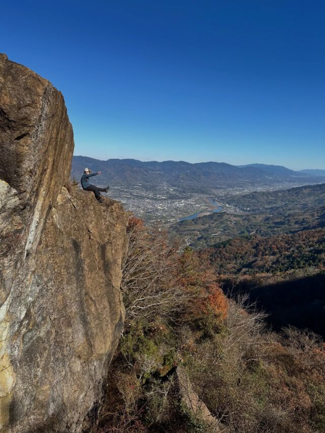 和歌山、龍門山😱第2ステージに挑戦💪  1年ぶりに紀の川の龍門山に来ました！山頂に行ってから明神岩へ😃  絶壁から写真を撮ることが出来るそうで挑戦してきましたが、とんでもなく怖かったです😱高いところが好きな人はぜひ挑戦してみて下さい💦  #龍門山 #明神岩 #断崖絶壁 #高所恐怖症 #登山 #山登り