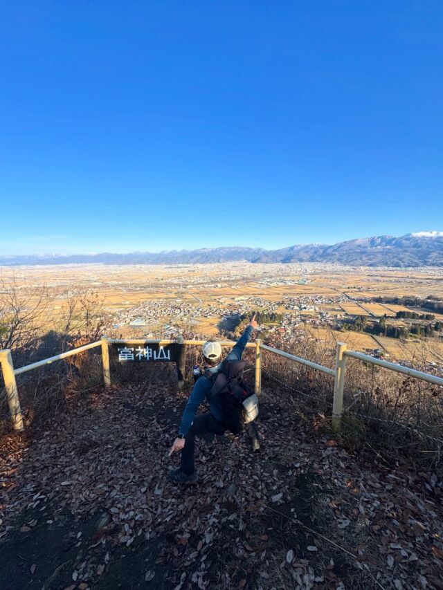 山形百名山の富神山へ😃怯えながら登ってしました🐻  今日は山形まで移動🚗時間が合ったので山形百名山の富神山へ来ました。  登る前に調べてみると出るわ出るわ熊情報💦ふもとの町にも出てるそうで恐々と登りましたが、山頂に着くと続々と地元の方で賑わってました😃  すれ違ったお父さんにクマ出ますかー？って聞いたら『今日は居ない！』と安心していいのか悪いのか怖い返事🤣でも山頂からの景色は蔵王山や月山など登った山々が見えて嬉しかったです😃  #富神山 #山形百名山 #登山 #山登り #熊