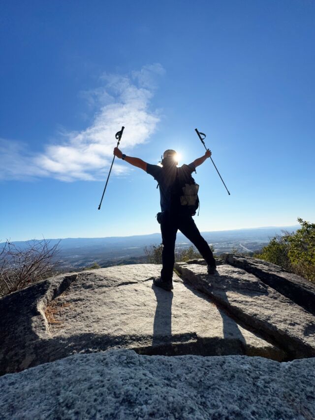 大人気の猿投山を登ってきました🙌  東海百名山でもある猿投山、大人気の山でとにかく登りやすくて気持ちよいやまでした😃  中央アルプスや東海の山々の稜線が美しく寒い山頂でしたが美しい景色でした！  #猿投山 #猿投山登山 #東海百名山 #登山 #山登り #山登りが好きな人と繋がりたい