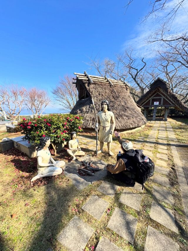 今年最後の登山は紫雲出山へ弥生人になりました🤣  父母ヶ浜に行ってから今年最後の山へ四国百名山の紫雲出山に登ってきました！  山頂の遺跡で弥生人と戯れたり、瀬戸内海の絶景を眺めたりと今年最後に楽しい登山が出来ました😃  父が亡くなったりと大変な年末でしたが、来年こそは良い年に！良い登山が出来ますように🙏皆様も良いお年をお迎え下さい😃  #紫雲出山 #紫雲出山山頂 #四国百名山 #登山 #山登り