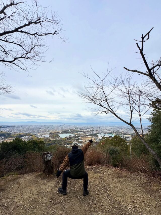 今年初の登山は雨山へ😃長男と登ってきました🙌🙌  お手軽に絶景楽しめる雨山🗻初心者の長男と登ってきました！登ってる時間よりご飯の時間が長いような🤣  豚まんやスコッチバターパンをホットサンド！コーヒーを飲んだりして景色を楽しみました😃  今年も登山を楽しめる1年になりますように🙏  #雨山 #登り初め #大阪登山 #熊取町 #登山
