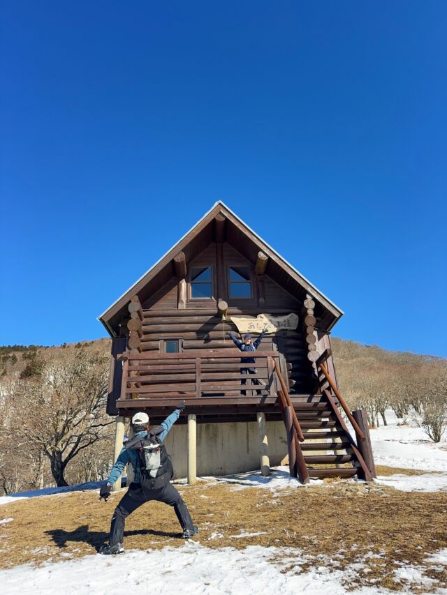 明神岳へ😃登ってきました🙌  台高山脈の中間に位置する明神岳。香肌イレブンの一座で関西百名山にも選出された山  明神ブルーと呼ばれるほど空が青く美しい景色が広がります。雪が少なくなった気もしますが美しい青と白の世界を楽しめました😃  #明神岳 #明神ブルー #香肌イレブン #登山 #スノーハイク