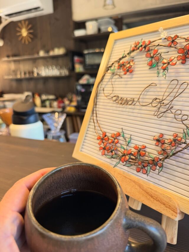 今週も金剛山へ😃コーヒー飲みに来ました🙌  日曜日に車中泊仕様にカスタマイズ🚗🔧ワチャワチャしてたら姉さんから呼び出し😱からの金剛山へ行って来ました！  さわコーヒーは賑やかで美味しいコーヒータイム☕️賄賂を貰ったりと楽しい一日でした  さ！今週も仕事頑張ろう💪  #金剛山 #もぐらの寝床 #sawaコーヒー #賄賂 #重罪