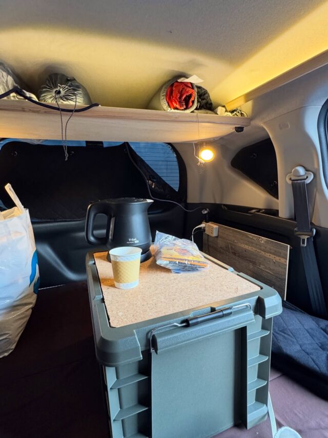 車中泊装備😃整ってきました🙌  先日に伊勢に行ったときに車中泊🚗今回はコタツのヒーターユニットを服を干すようにぶら下げて暖房に👍  良い感じに暖かくて電気毛布も使ったりと冬でも快適になりました😃  Ecoflowのポタ電も走行しながら充電可能に💡朝はケトルでティータイムも😋まだまだ車中泊装備整えていきます👍  #車中泊 #車中泊が好きな人と繋がりたい #Ecoflow #登山記me