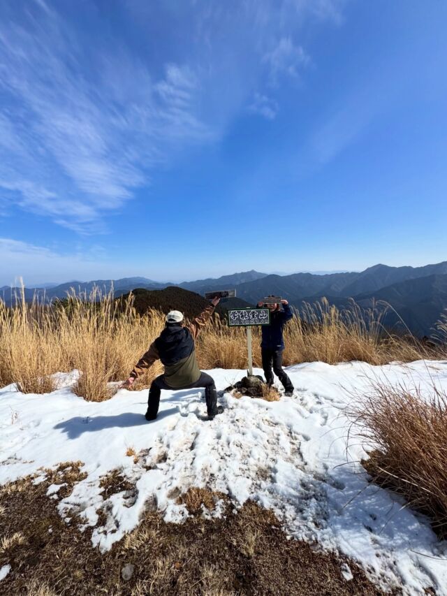 今年1番の夏日☀️学能堂山へ  こちらも久々の学能堂山へやってきました！麓ではミツマタやら様々な花々が見れる山で、山頂からの眺めは360度の絶景です。  美杉ではなく御杖から今回は挑戦💪急登が続きましたが、楽しい山道でした！  #学能堂山 #登山 #山登り #関西百名山 #台高山脈