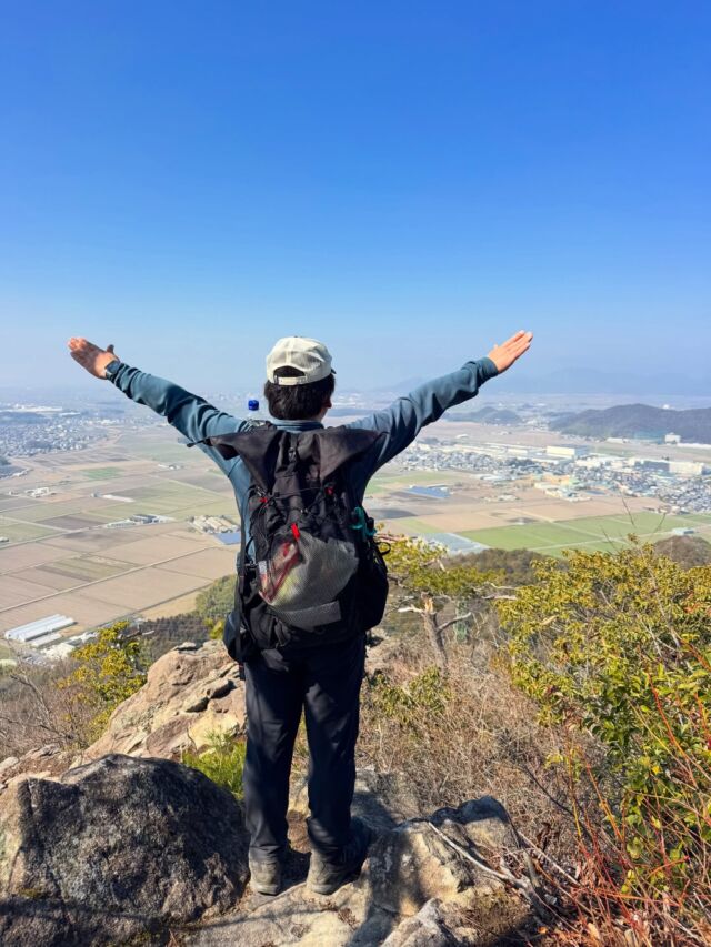 滋賀県の太郎坊山へ😃登ってきました🙌🙌  前日の夜は水口スポーツの森で車中泊🚗すぐ近くの太郎坊山へと登りました！  下から見上げると山肌に御堂が見えて面白い光景！夫婦岩など見所も沢山でした。そのまま山に登って縦走して帰ってきました😃  #太郎坊山 #太郎坊宮 #夫婦岩 #登山 #山登り