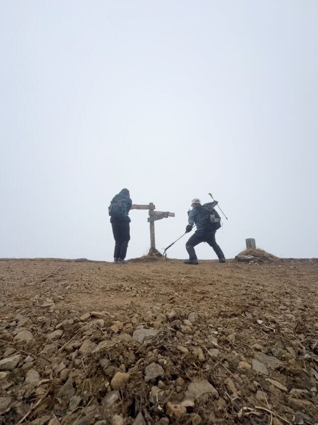 伯母子岳が寒かった！でも楽しかった😃  山頂は暴風の極寒😱寒すぎて山小屋へ避難しました下山して晴れ間が出てくる登山あるある🤣疲れました😱  #伯母子岳 #小辺路 #登山 #山登り