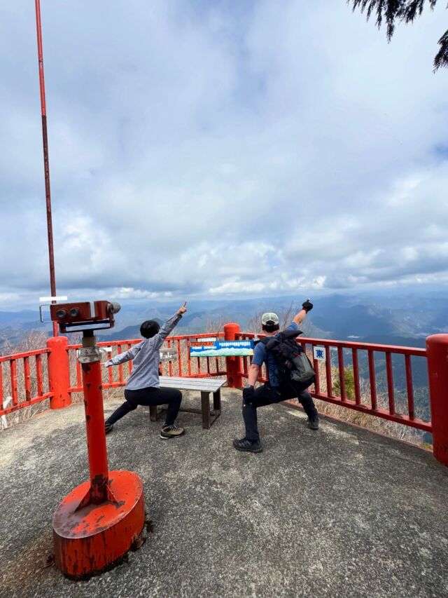 愛知県の右上らへんの明神山へ登ってきました😃  東海百名山の明神山へ、乳岩峡で有名な山ですが、最短コースの三ツ瀬コースでスタート🏃  序盤は谷コースを穏やかに登りますが、尾根に上がると鎖やハシゴ、痩せ尾根の上をドキドキしながら登っていきました👍  アップダウンも激しかったですが、山頂から見える山の景色が最高でした😃  #明神山 #東海百名山 #登山 #山登り #三ツ瀬コース