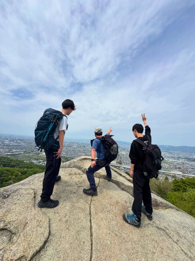 長男、3男と交野山へ😃人生初の岩登りへ！  どうやら岩登りみたいな登山がしたいと次男😃登山2回目なので初心者でも安心な交野山へ  スイスイーと登っていき山頂の観音岩に感動！ホットサンドを食べながらのんびりしてきました🙌  #交野山 #観音岩 #交野山観音岩 #登山 #山登り