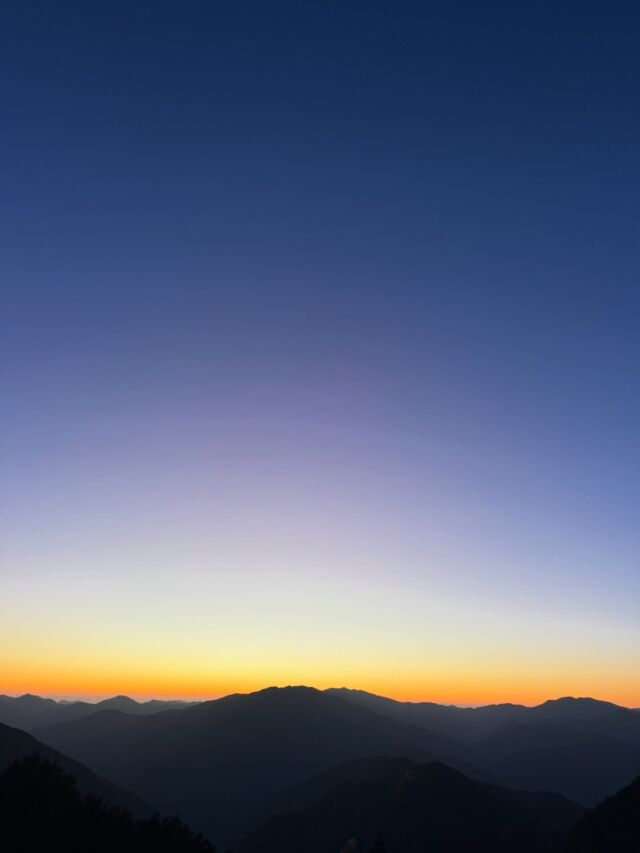 関西百名山の玉置山へ登山情報を紹介！  奈良・十津川の奥地にある霊場、玉置山で100座目の山頂へ！参道には樹齢数千年の巨木が並び、歩くだけで神聖な気持ちになれます。山頂からの熊野灘と夕焼けが、最後の締めにぴったりすぎました。次の目標を探しながら帰った、忘れられない山旅  そんな玉置山へのアクセス、登山情報はプロフィールのリンク先から見れます😃  #玉置山 #玉置神社 #関西百名山 #登山 #登山記録