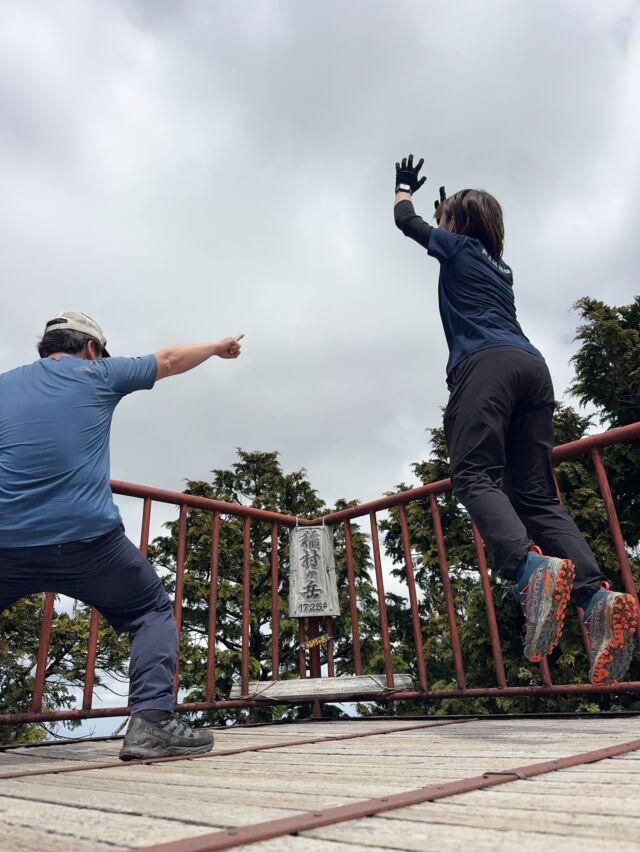 久々に稲村ヶ岳へ😃ヘロヘロに😱  久々の姉さん登場👧1年ぶり以上に稲村ヶ岳へやってしました🚗ながーい緩やかな勾配💦標高1726mの山頂は穏やかなお天気☀️  大日岳アタックや宝剣を見に行ったりと全部楽しんで山頂に着く頃にはヘロヘロに🤣下山後に母公堂の住職にコーヒーを頂き回復しました🙌  #稲村ヶ岳 #登山 #山登り #大峰山 #登山好きと繋がりたい