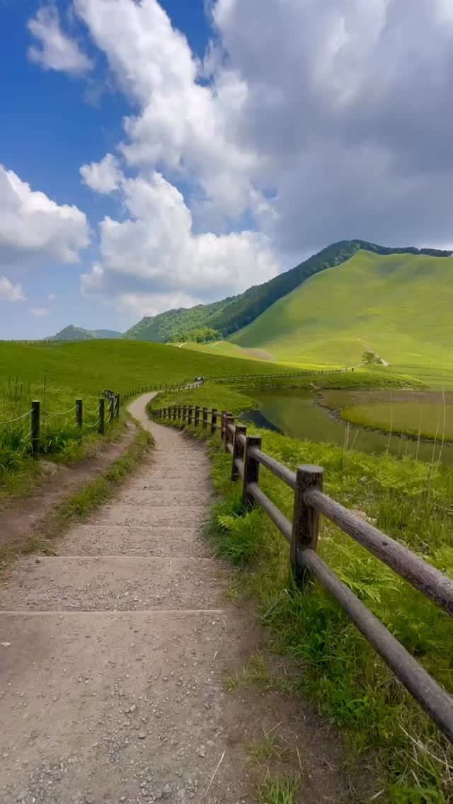 曽爾高原 × 倶留尊山 🏔️ 新緑の大空間を満喫してきました！  3男とふたりで行ってきた曽爾高原。友達がTikTokに上げてたのを見て「行きたい！」と言い出したのがきっかけ😂駐車場を降りた瞬間、目の前に広がる壁紙案件の景色に3男も「ヤバっ！」と叫んでました🤣  秋のススキが有名な場所だけど、個人的には新緑のこの季節の方が好き。青と緑の2色の世界、何度見ても見飽きないんです。  今回は高原散歩だけじゃなく、二本ボソ→倶留尊山まで登山もしてきました💪亀山峠を越えて、岩場が出てくる頃から一気に登山モードに。3男は岩場が楽しかったみたいで、危ない方向へ行きそうで怖かった😱笑  二本ボソから先は切り立った崖の上を歩くスリリングなルート。落差150mはありそうなシーンも平然と歩く3男…高さが苦手な親父とは大違い🤣  山頂では唐揚げ弁当を広げて大休憩🍱キットカットラテも山頂で飲んだら格別でした😋  今季初のマムシも目撃…夏が近づいてきましたね💦ハッカ油、今日からスタートしました！  下山後はお亀の湯で極上まったり♨️コラーゲンジェルで顔を洗ったらツルツルに🤣  3男よ、今日は私より元気でした。若いって良いですねー！  ━━━━━━━━━━━━━━━📍 奈良県 曽爾高原 → 倶留尊山🗓️ 2026年5月16日⏱ 3時間47分 / 距離4.7km⬆️ のぼり504m🅿️ 野口駐車場（150台・800円）🚗 名阪国道 針ICから約45分♨️ 下山後：お亀の湯  ※二本ボソ入山料：大人500円/人━━━━━━━━━━━━━━━  #曽爾高原 #倶留尊山 #二本ボソ #奈良登山#新緑 関西登山 父子登山 登山お亀の湯 SlowPeak登山