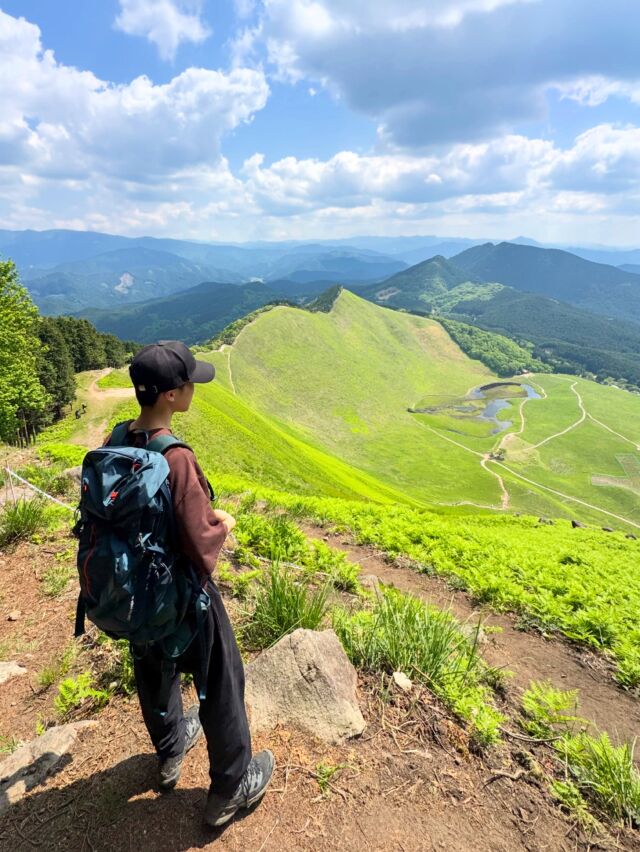 久々の曽爾高原😃倶留尊山まで  今日は3男と曽爾高原へ行ってしました🚗Tiktokや友達が行ってて、この景色を見たかったそう🤣  圧倒的な大空間に驚いてました！二本ボソ辺りから岩登りでしたが、とても楽しそうで。高いところは平気なようです😃  #曽爾高原 #草原 #二本ボソ #倶留尊山 #登山