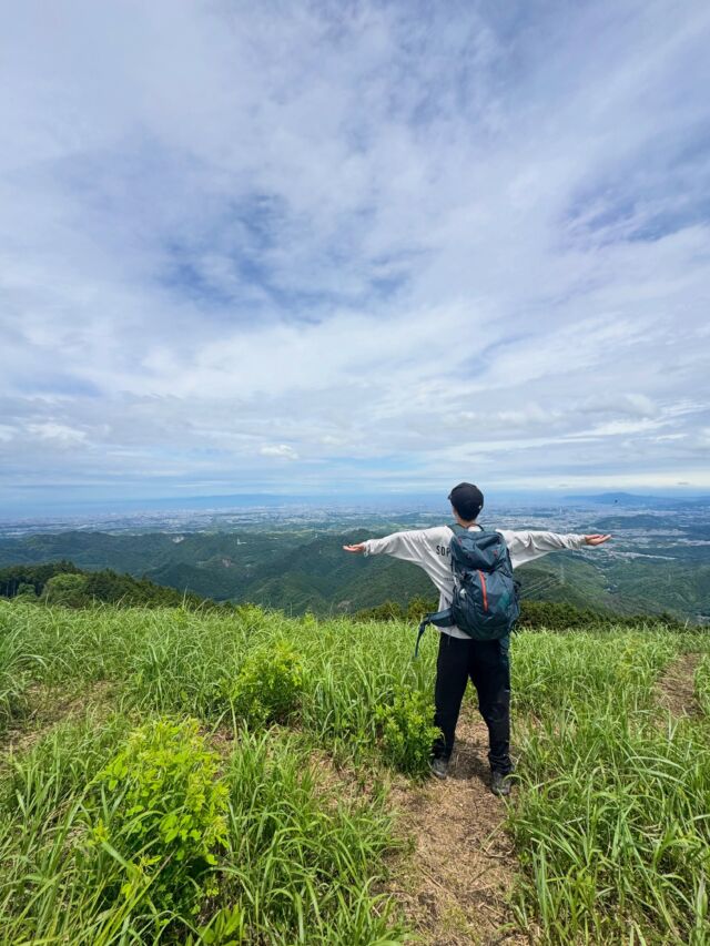 今日は岩湧山へ😃登ってきました！気持ちよい風でした。  静かな山で、お寺も見たくて絶景な所👆というリクエスト😏悩んで岩湧山にやってきました！前回は長男と登った山に再び  心地よい風が吹いていて、今日は遠くの景色もよく見えて淡路島や神戸、奈良も見えました😃  #岩湧山 #岩湧寺 #ダイトレ #登山 #山登り