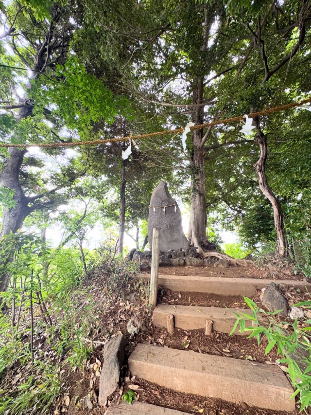 あの御嶽山へ😃登ってきました🙌  今週は愛知県、埼玉県まで出張🚗帰り道、首都高が混んでいたので迂回しながら帰っていると面白そうな山を発見！  あの御嶽山です🙌どの御嶽山🤣あの御嶽山はだいぶと登りますが、こちらは5m🤣ヘルメットも無しで登れました🏃  有り難い言葉が身に染みました🙏  #埼玉県安行 #御嶽山 #登山 #登山記録