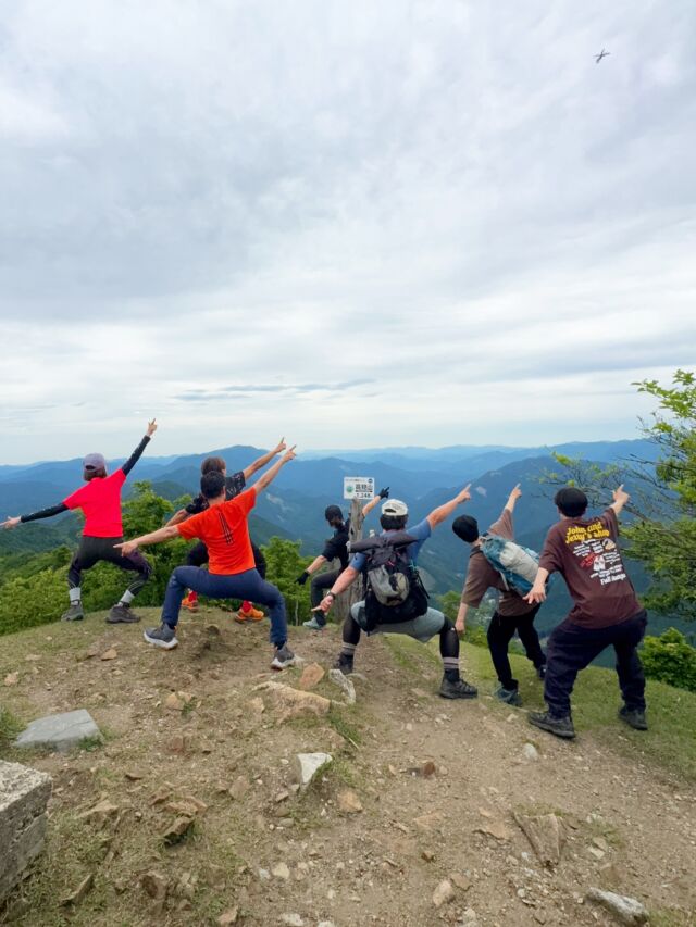 今日はお誕生日登山🎉高見山へ！！  高見峠からサクッと高見山へ登ってきました！登山口で出会った方々が、なんと知って貰ってました🙌@munekazu_kubo さんとお友達らしい！？🤣@a_f_mowe さん @n_n_cchi88 さんありがとう御座います！お会いできて楽しかったです  山頂まではサクッとでものんびりと広がる景色を堪能しながら登ってきました🙌皆様にお祝いの言葉が嬉しかったです😃  下山後は温泉入って焼き肉パーティー🎉最高の一日になりました！今年も1年ガンガン頑張ります💪  #誕生日登山 #高見山 #香肌イレブン #登山 #山登り