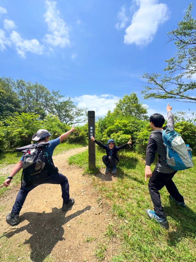 今日は長男と姉さんで二上山へ😃嬉しいサプライズも🙌  お天気と睨めっこ！でも天気悪い☁️なので近場の二上山へ行って来ました！完全にお天気に騙されて晴れまくった二上山🗻  サプライズでお誕生日のお祝いをして貰ったり🎂大冒険の二上山になりました😃  #二上山 #登山 #山登り #登山好きと繋がりたい #山登りが好きな人と繋がりたい