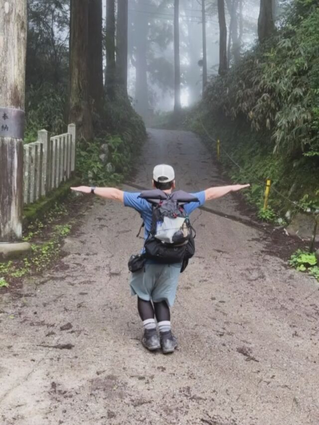 台風の週末は金剛山へ😃登ってきました🙌  日曜日のお昼からスタート🏃意外に車が多くてさすが金剛山🗻  でも今日は湿度マックスのミスト蒸し蒸しサウナ😱汗はかくのに体温が上昇😅今年1番の大汗になりました💦  でも登山できて良かったです🤣  #金剛山 #金剛山好きな人と繋がりたい #関西登山 #山登り #登山