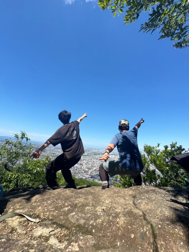 今日は大阪の高尾山へ😃お手軽に絶景！  大阪、柏原にある高尾山🗻低山ですが山頂からは大阪を一望できる景色のんびりと登って蕎麦を食べてきました！  #関西登山 #低山 #高尾山 #登山 #山登り