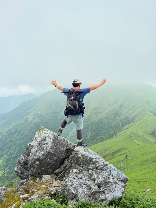 四国の名峰、剣山へ😃  2日目は剣山へ久々に登ってきました🙌今回はジローギューには向かわずに四国百名山の一ノ森へ向かう険しいルート🏃  山頂はガスでしたが、降りる頃にはジローギューまで美しい稜線が見れました🙌  #剣山 #四国百名山 #稜線 #次郎笈 #日本百名山