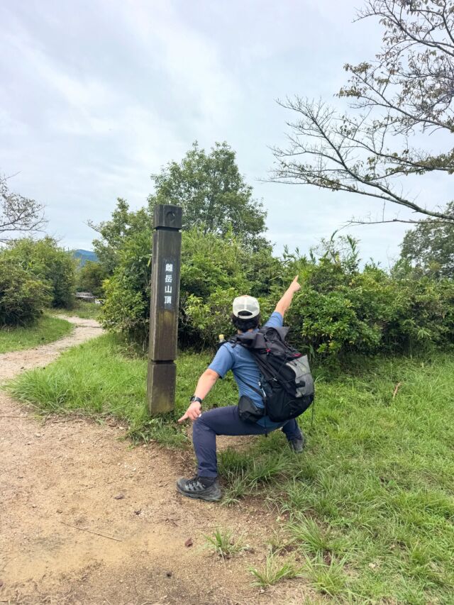 今日は二上山へ😃登ってきました！  空腹のまま朝ごはんを二上山の山頂で！と言ってるのにフライングで食べる長男、三男🤣我慢できなかったようです  サクッと登った山頂で食べる朝ごはんは最高でした😃  #登山 #二上山 #山登り #山頂ごはん