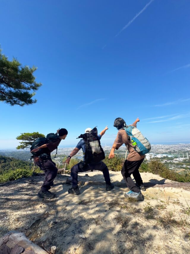 雨山でホットサンド🍞祭り！  昨日は久々に雨山へ登山🏃長男三男と一緒に登ってきました！  これまた久々に山頂でホットサンドっと言っても菓子パンを焼くだけ🤣少し肌寒くなってきて、コーヒーやココア☕️と一緒に食べるホットサンドはどれも美味でした！  #登山 #雨山 #山登り #ホットサンド #ホットサンド登山